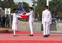 Wabup Joko Lingara Menjadi Irup Penurunan Bendera HUT ke-81 RI