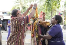 Salib IYD Diarak dari Sowi menuju Paroki Imanuel Sanggeng