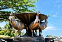 Replika Patung Burung Kasuari Kembali Dipasang di Kantor Gubernur Papua Barat