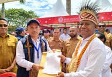 Gubernur Papua Barat Serahkan NIB, Dorong Legalitas Usaha OAP