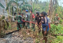 Gerak Cepat TNI dan Warga Padamkan Kebakaran Lahan di Momiwaren