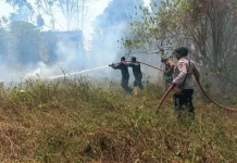 Tim Gerak Cepat Kodim 1801 Manokwari Padamkan Kebakaran di Angresi.
