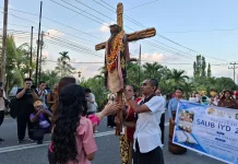 Salib IYD Diarak dari Paroki Imanuel Sanggeng menuju St. Aquinas Amban