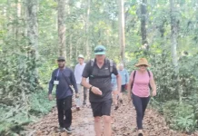 Wisatawan Australia dan Amerika Nikmati Gunung Meja Manokwar