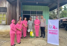 HKGB ke-74, Bhayangkari Bintuni Berbagi Bansos untuk Warga Komplek Pensiun