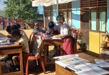 Ruang Terbatas, Siswa SD Sowi Indah Belajar di Luar
