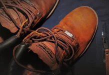 Kaki Bau Setelah Pakai Sepatu? Ini Penyebab nya