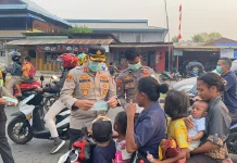 Polres Teluk Bintuni Bagikan Masker di tengah Kabut Asap