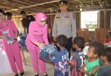 Bhayangkari Salurkan Bantuan Sekolah untuk Anak Moskona Bintuni