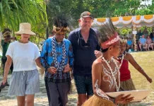 Kapal Pesiar Seabourn Cruise Bawa Turis ke Mansinam