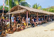 Masyarakat Pulau Roon Sambut 240 Wisatawan Kapal Pesiar Seabourn