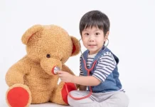Alasan mengapa si kecil perlu bermain dengan boneka