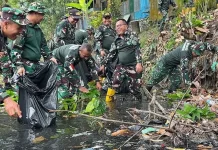 Sambut HUT ke-81 TNI, Kali Sahara Jadi Sasaran Karya Bakti Kodim 1801 Manokwari