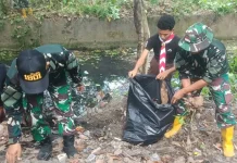 Sambut HUT ke-81 TNI, Dandim 1801 Manokwari Pimpin Karya Bakti Bersihkan Kali Sahara