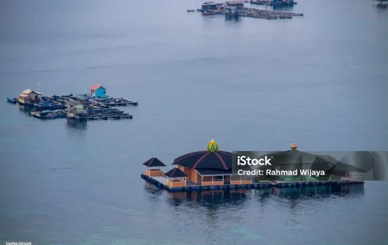 Pesona Masjid Terapung Indonesia di Tengah Laut