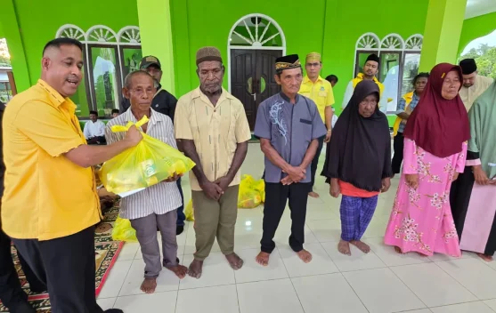 Golkar Papua Barat Berbagi Sembako di Teluk Bintuni