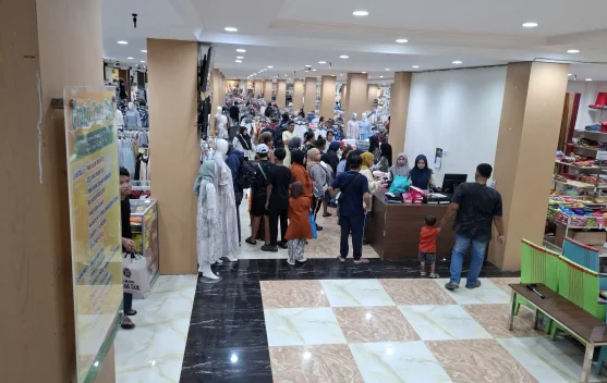 Menjelang Idul Fitri, Penjualan Busana Muslim di Toko Busana Meningkat