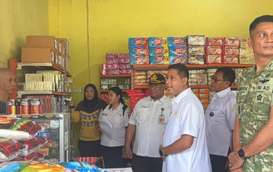 Bupati Teluk Bintuni Sidak Harga, Temukan Kenaikan Gula dan Minyak