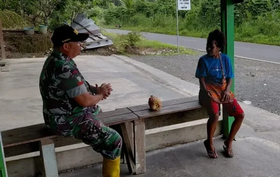 Jalin komunikasi, babinsa koramil 1803/01 masni komsos di kampung binaan
