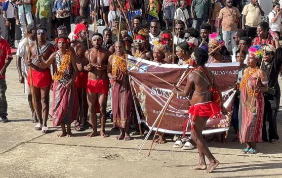 Ribuan Warga Meriahkan Parade Budaya jelang HUT Teluk Bintuni