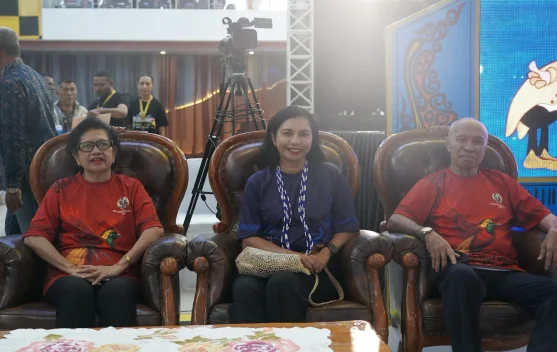 Ketua Persit KCK Daerah XVIII/Kasuari dan Prajurit Kodam Kasuari Tebar Semangat