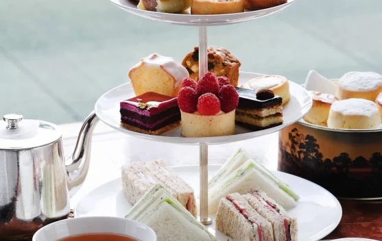 Perbedaan Evening tea dan High tea sejarah, tradisi dan cara penyajiannya.