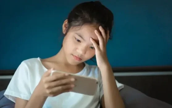 Main HP Bisa Picu Sakit Kepala