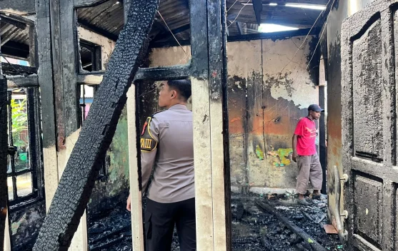 Polres Teluk Bintuni Kerahkan AWC Padamkan Kebakaran di Kampung Lama