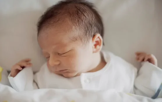 Apa Penyebab Rambut Bayi Tumbuh Tidak Rata?