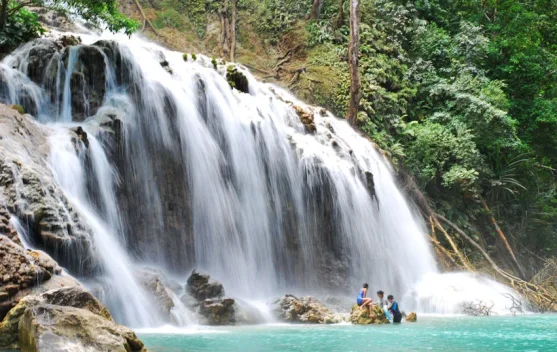 Air Terjun Lapopu, Pesona Tersembunyi Sumba dengan Kolam Hijau Toska