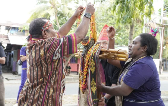 Salib IYD Diarak dari Sowi menuju Paroki Imanuel Sanggeng