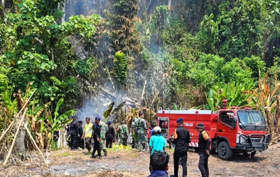 Babinsa Kodim 1801 Manokwari Berjibaku Padamkan Kebakaran diGunung Kapur Maripi