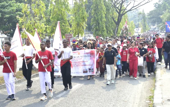 Salib Menyatukan Langkah, Sukacita Umat dalam Karnaval Iman Merdeka
