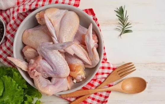 Trik Aman Mencairkan Daging Ayam Beku