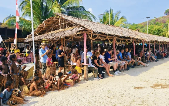 Masyarakat Pulau Roon Sambut 240 Wisatawan Kapal Pesiar Seabourn