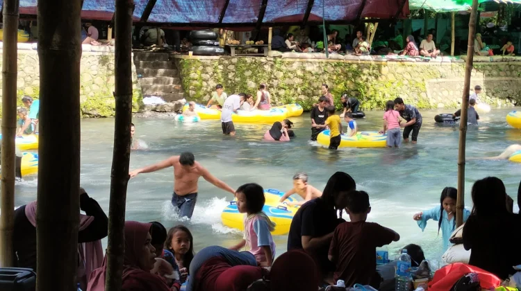 Libur Panjang, Bawak Goak Sesaot Dipadati Wisatawan