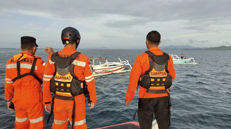 Tim SAR Evakuasi 6 Pemancing usai Perahu Terbalik di Gili Rengit