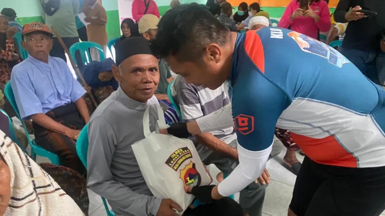 Goes Kamtibmas Sentuh Warga Lansia Desa Akar-Akar