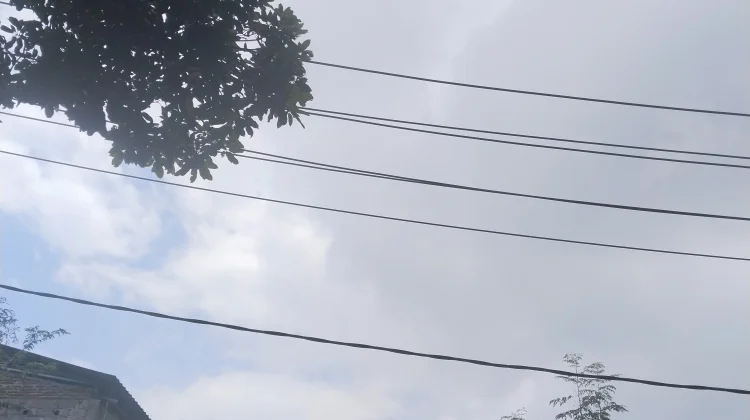 Hujan berpotensi Siang hingga Dini Hari