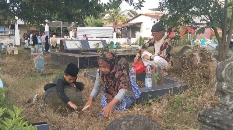 Jelang 1 Ramadan 2026, Warga Bima Ziarah Kubur