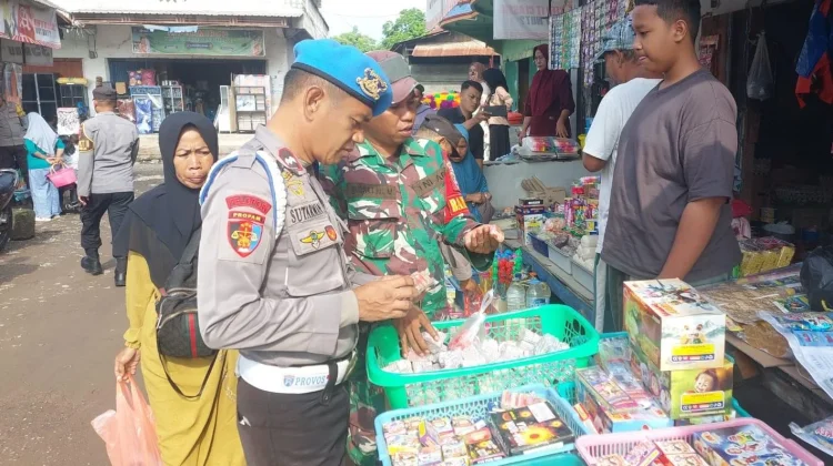 Sambut Ramadan, TNI-Polri Sweeping Petasan di Pasar