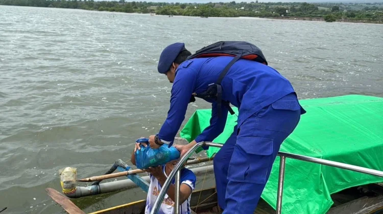 Kepedulian Satpolairud Polres Bima Antar Bantuan Sampai Tengah Laut