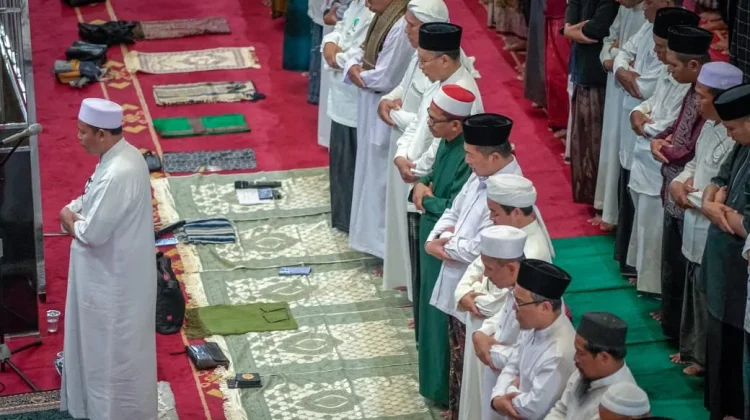 Gubernur NTB Salat Tarawih Perdana di Islamic Center