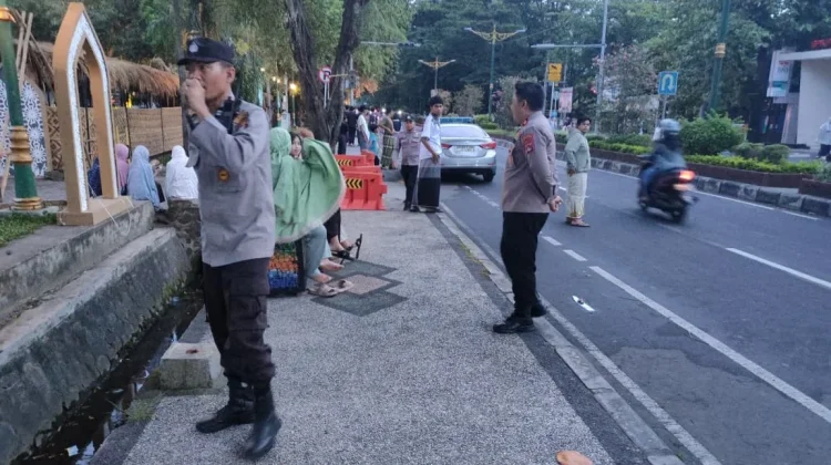 Hari Pertama Ramadan, Kapolsek Ampenan Pimpin Patroli Subuh