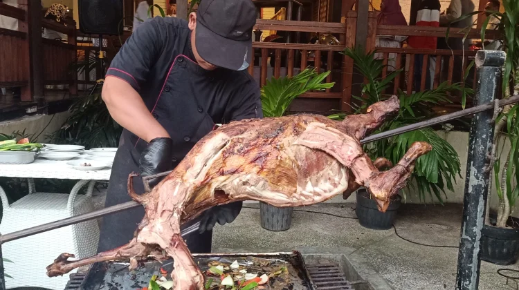 Buka Puasa Tak Biasa, Kambing Guling Jadi Andalan Iftar Merumatta