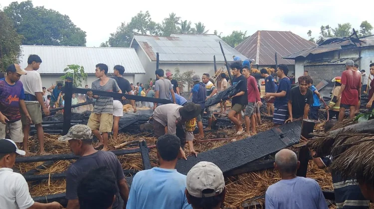 Bale Adat Bersejarah di Bayan  Ludes Dilalap Api