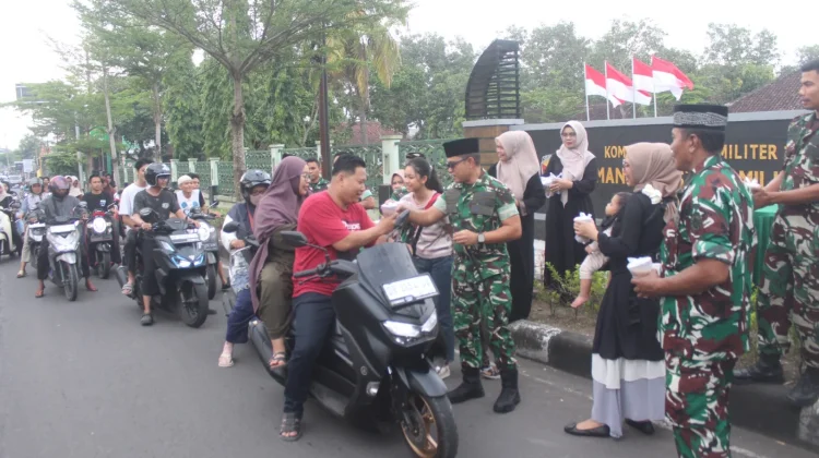 Bulan Penuh Berkah, Dandim 1620/Loteng Turun ke Jalan Berbagi Takjil