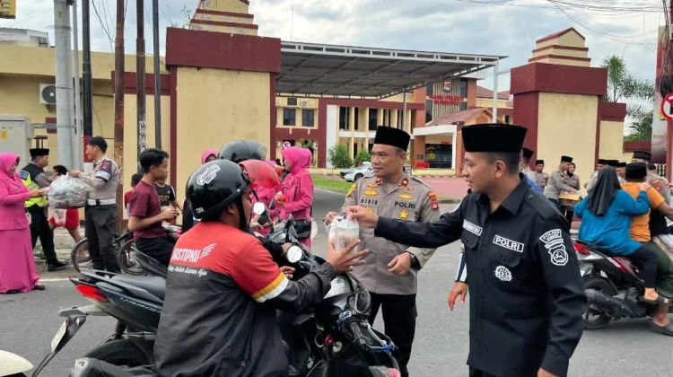 Tebar Keberkahan, Polres Sumbawa Berbagi Takjil dengan Masyarakat