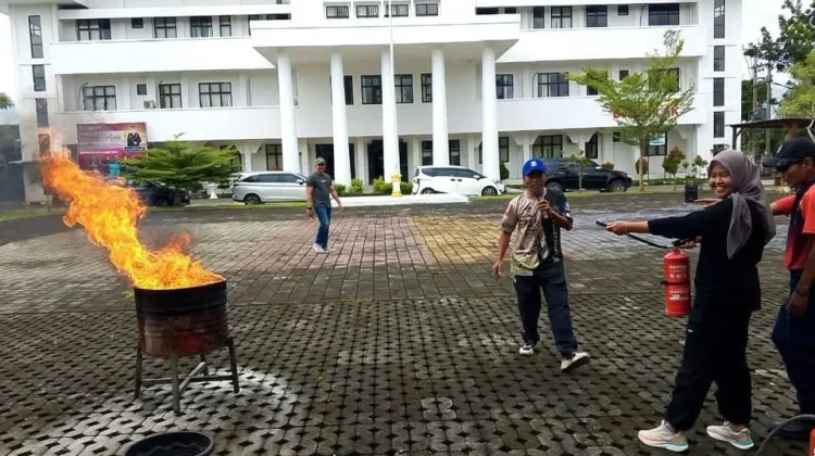Damkartan Loteng Beri Edukasi dan Simulasi Pemadaman