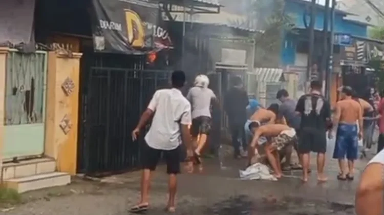 Diduga karena Petasan, Rumah Penjual Pertalite Ludes Terbakar